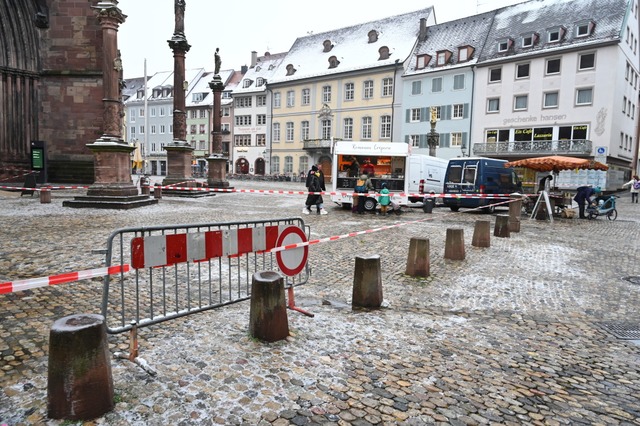 Betreten verboten: Wegen der Gltte au... Mnsterplatz mit einem Band gesperrt.  | Foto: Thomas Kunz