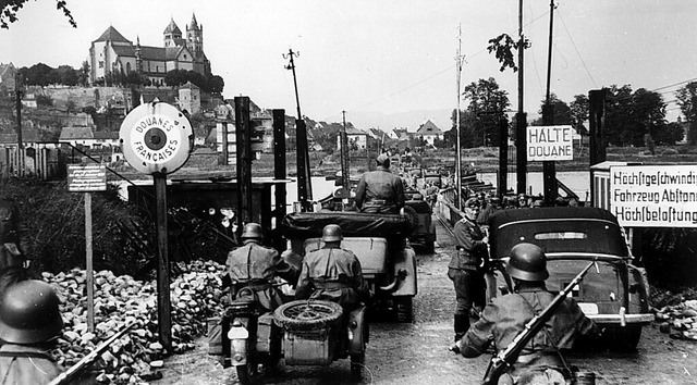1940 passierte Adolf Hitler  mit einem...nspruch aufs  Elsass zu manifestieren.  | Foto: akg