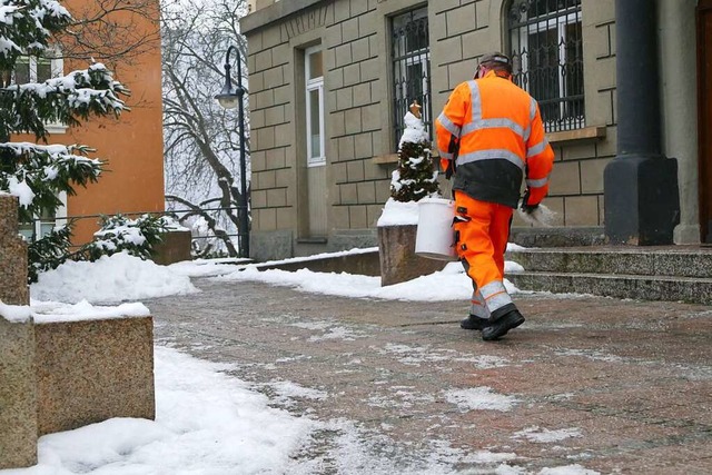 Ein stdtischer Mitarbeiter von Titise...stdter Rathaus Salz gegen die Gltte.  | Foto: Florian Schmieder