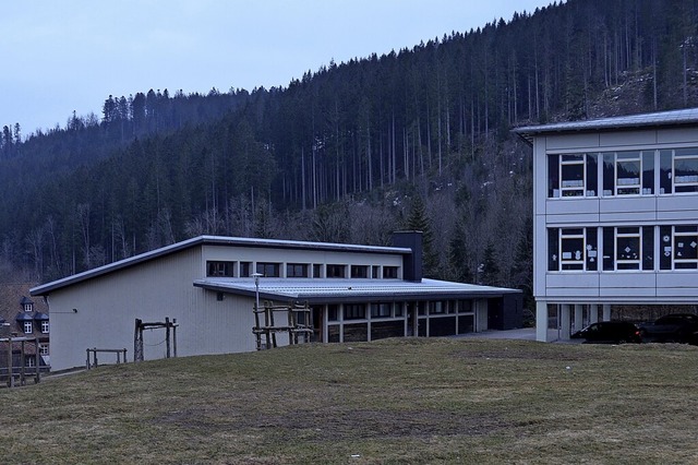 Bald wird die kleine Sporthalle als La...schen Schule und Kirche (Vordergrund).  | Foto: Sebastian Barthmes