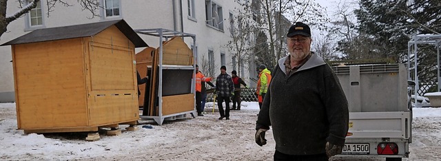 Manfred Amann vom Organisationsteam We...Auf- und Abbau des Weihnachtsmarktes.   | Foto: Martha Weishaar