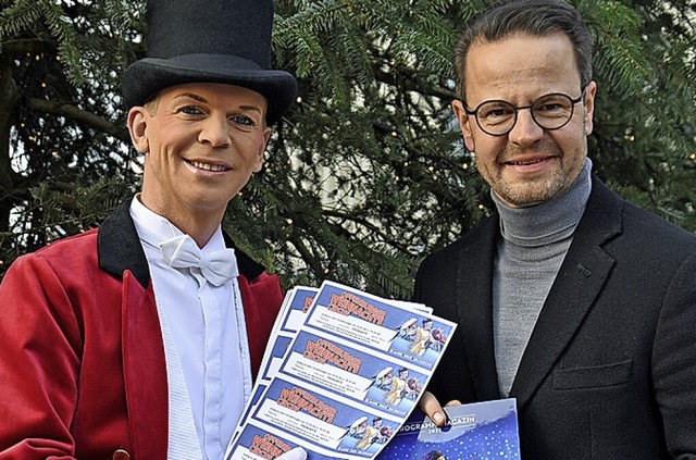 Circus-Moderator Sascha Thanner berreicht die Freikarten an OB Steffens.   | Foto: Gertrude Siefke, Stadt Offenbirg