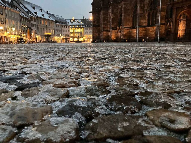 Eis auf dem Freiburger Mnsterplatz am Mittwoch.  | Foto: Thomas Reichelt (dpa)