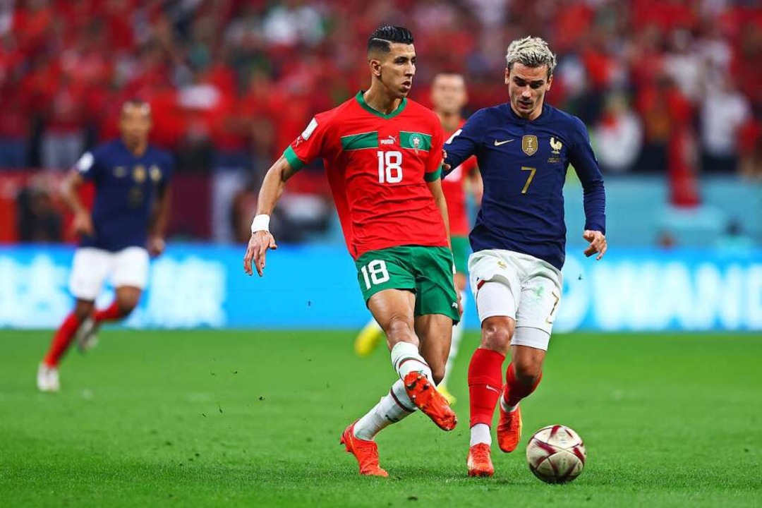 Marokkos Jawad El Yamiq (links) spielt gegen Frankreichs Antoine Griezmann  | Foto: Tom Weller (dpa)