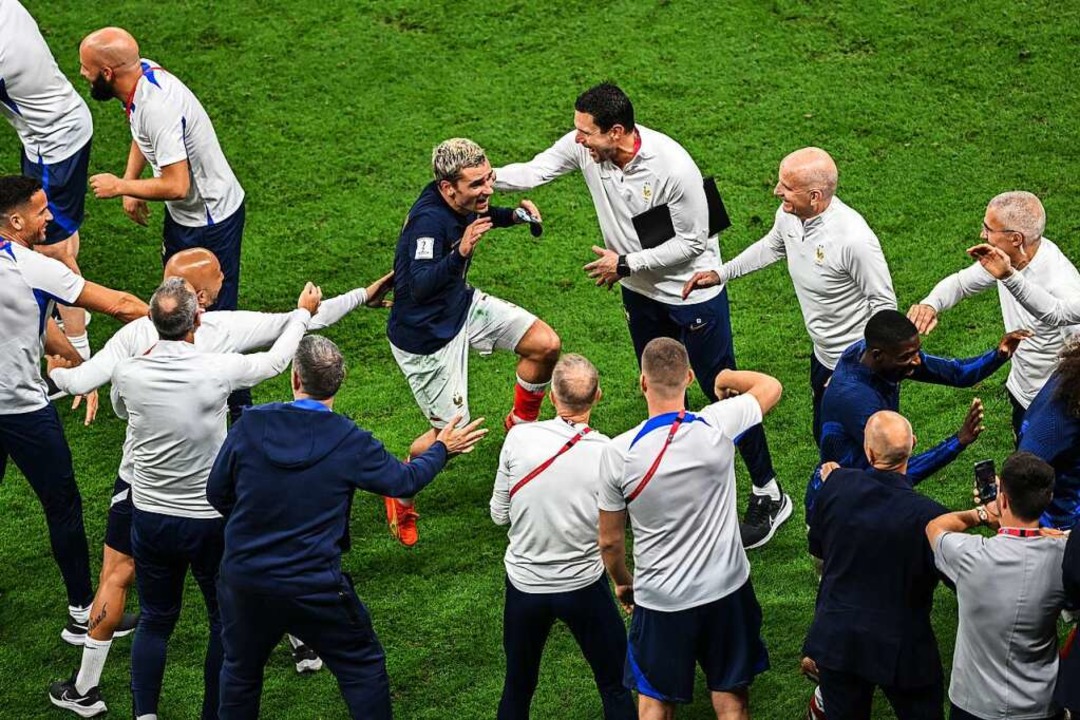 Frankreichs Antoine Griezmann feiert mit dem Trainerstab nach dem Abpfiff.  | Foto: Robert Michael (dpa)