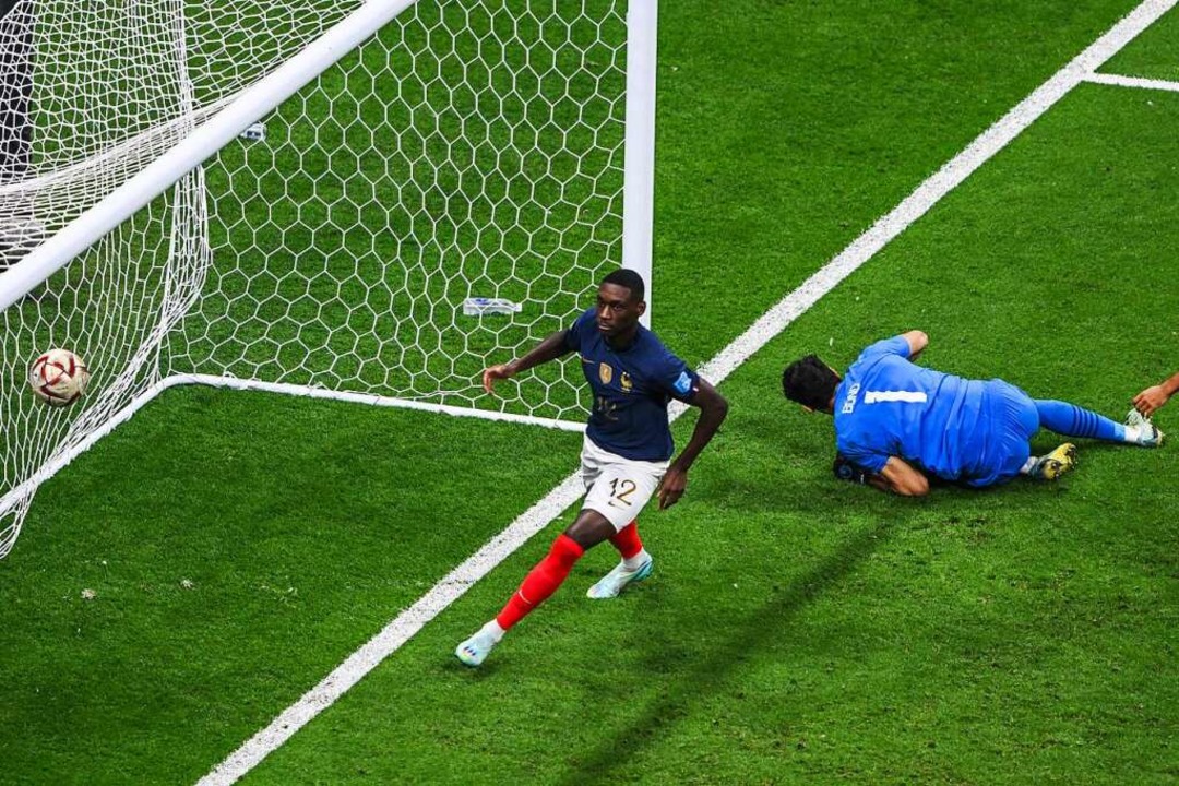 Frankreichs Randal Kolo Muani jubelt nach seinem Treffer zum 2-0  | Foto: Robert Michael (dpa)