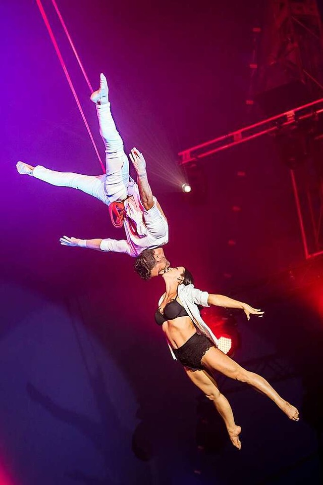 Das Duo  Romance  prsentiert eine Akrobatik am chinesischen Mast.  | Foto: Thierry Bissat