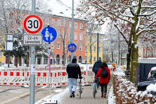 Radler auf dem Gehweg machen Freiburger Baustelle zur Gefahrenstelle