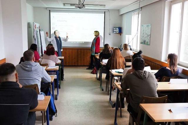 Ukrainer lernen in Bleichheim Deutsch – während die Kinder betreut werden
