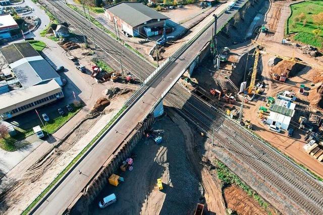 B-378-Brcke bei Mllheim wird vergrert, damit zwei zustzliche Gleise drunter passen