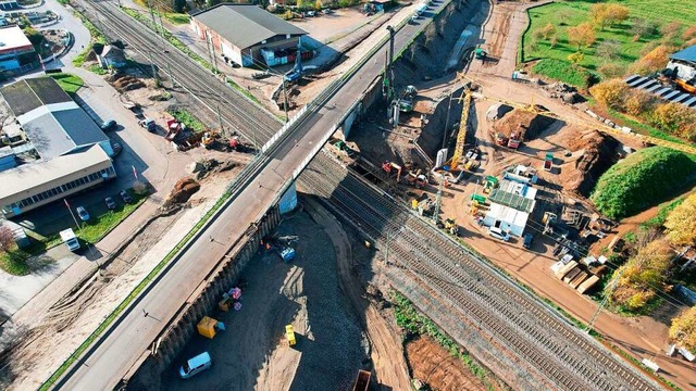 Die Brcke der B378 bei Mllheim wird ...is und Wirtschaftswege drunter passen.  | Foto: Jrgen Schmidt/DB Netz AG