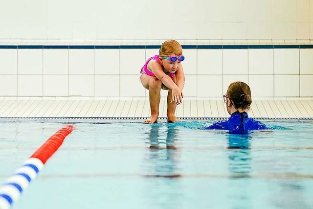 Schwimmkurse fr Anfnger sollen vor a...die Angst vor dem Wasser zu verlieren.  | Foto: Uwe Anspach