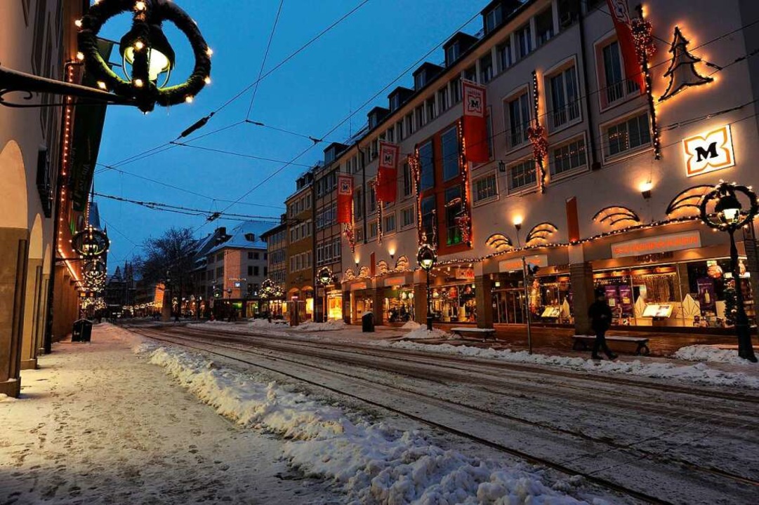 Die bislang letzten weißen Weihnachten...der Kaiser-Joseph-Straße liegt Schnee.  | Foto: Rita Eggstein