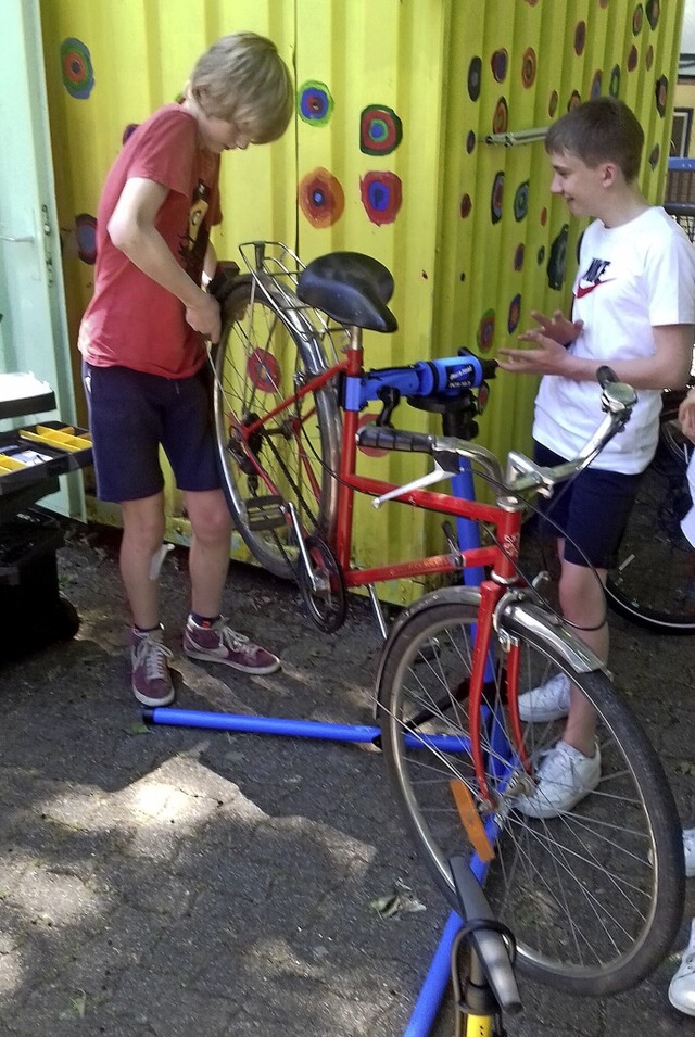 Mitglieder der Fahrradwerkstatt-AG machen ein Fahrrad wieder flott.  | Foto: Privat