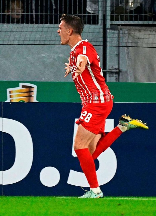 Matthias Ginter vom SC-Freiburg jubelt...alfinales 2022 gegen den FC St. Pauli.  | Foto: IMAGO/Jan Huebner