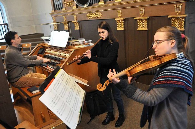 Johannes Menke (Orgel), Benedetta Cero...ei einer Probe fr das Benefizkonzert.  | Foto: Daniel Gramespacher