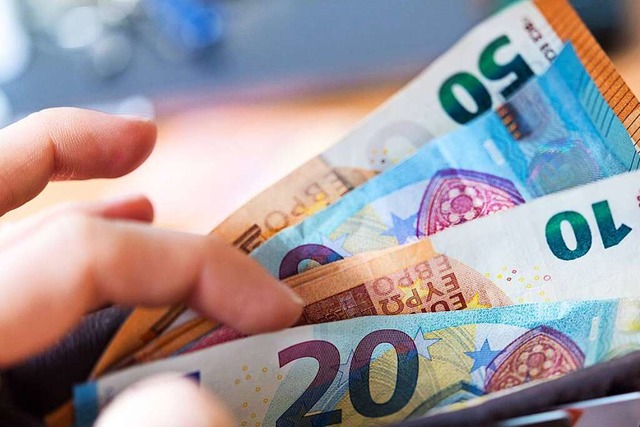 Durch die stark gestiegene Teuerung ha...m Strich weniger Geld im Portemonnaie.  | Foto: Monika Skolimowska (dpa)