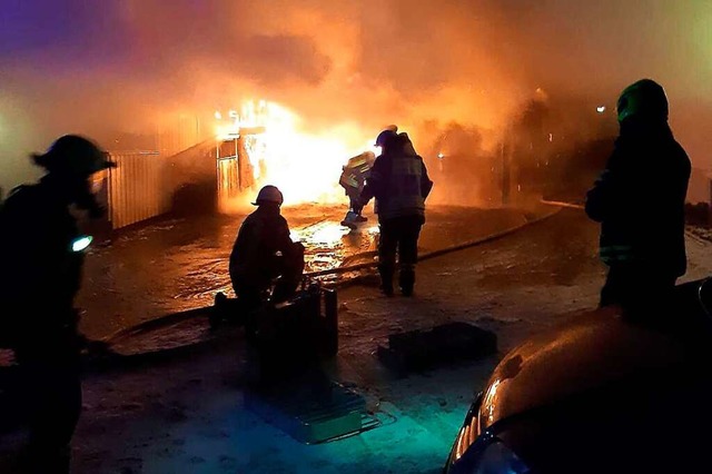 Das Feuer griff von einem Carport auf ein Wohnhaus ber.  | Foto: Feuerwehr Vrstetten