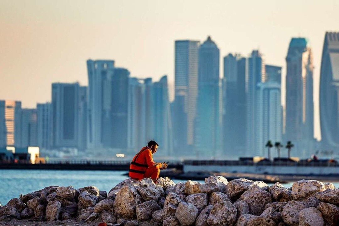 Ein Arbeitsmigrant macht eine Pause im...uriösesten Viertel von Doha in Katar.   | Foto: IMAGO/Juan Ignacio Roncoroni