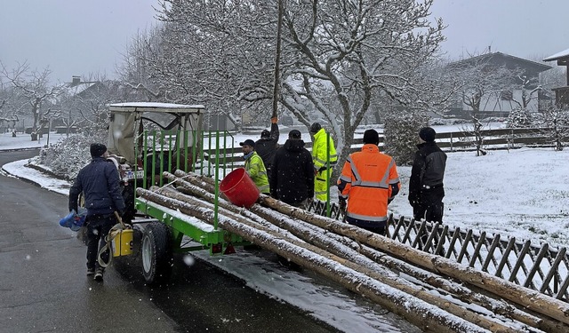 Zur Vorbereitung des Schlchttal-Narre...demnchst die bunten Bndel befestigt.  | Foto:  Narrenzunft Wurzelsepp