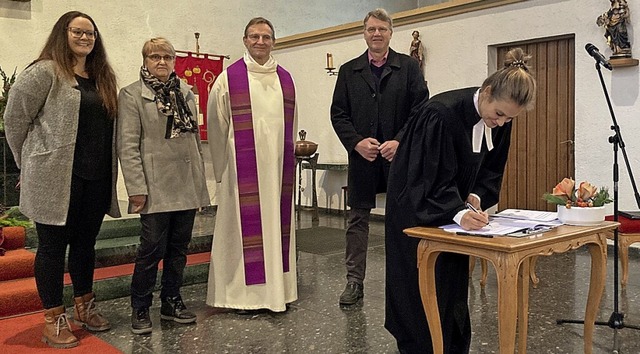 Neue Partnerschaft: (von links) Nadine...himmel beim Unterzeichnen des Vertrags  | Foto: Nadine Ille/Kirchengemeinde Ichenheim