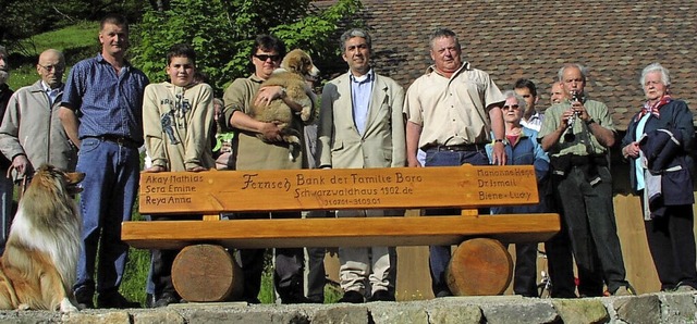 Mit einer Fernsehbank dankte die Famil...r ihre tolle Aufnahme im Mnstertal.   | Foto: Manfred Lange