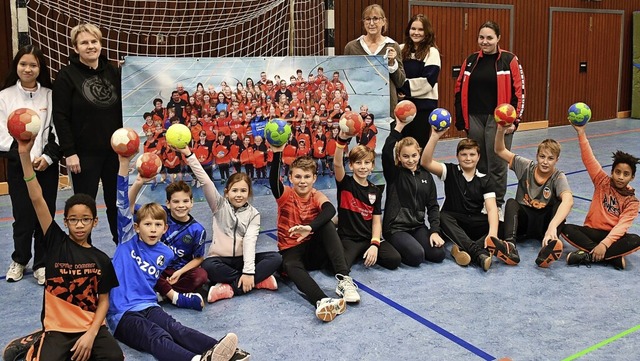 Die Handball-Jugend des HC Karsau bei ... Trainingseinheit in der Fcamp-Halle   | Foto: Heinz und Monika Vollmar