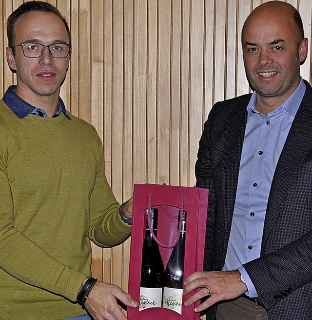 Andreas Hubrich (links) wurde von  Br...mit einem Weinprsent verabschiedet .   | Foto: Ralf Strittmatter