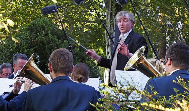 Die Stadtmusik mit Dirigent Kai Trimpin  im Lublinpark   | Foto: Herbert Frey