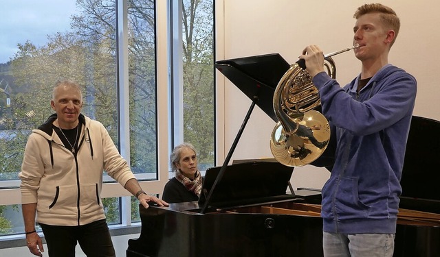 Hornist Scott Formusek war beim Verban...ch Lehrer Stephan Rinklin freute sich.  | Foto: Stadt Waldkirch