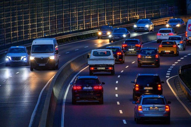 2022 wurde wieder mehr Auto gefahren, ...wieder das Vor-Corona-Niveau erreicht.  | Foto: Klaus-Dietmar Gabbert (dpa)