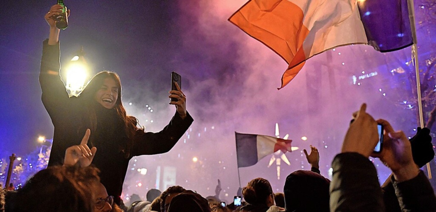 Auf der Champs Élysées wurde der französische Erfolg intensiv gefeiert.  | Foto: JULIEN DE ROSA (AFP)