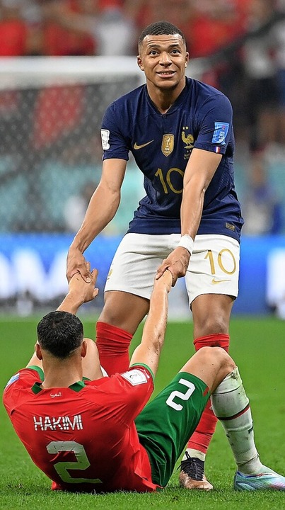 Kylian Mbapp (rechts) trstet Achraf Hakimi nach dem Spiel.  | Foto: FRANCK FIFE (AFP)