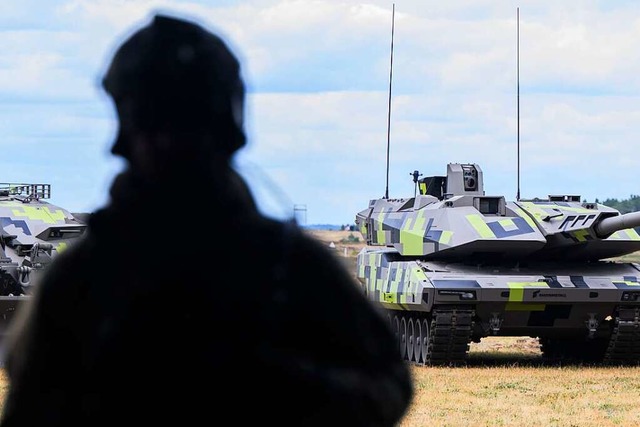 Die Munition soll am Standort Unterl... neue Panzer Panther KF51erprobt wird.  | Foto: Julian Stratenschulte (dpa)
