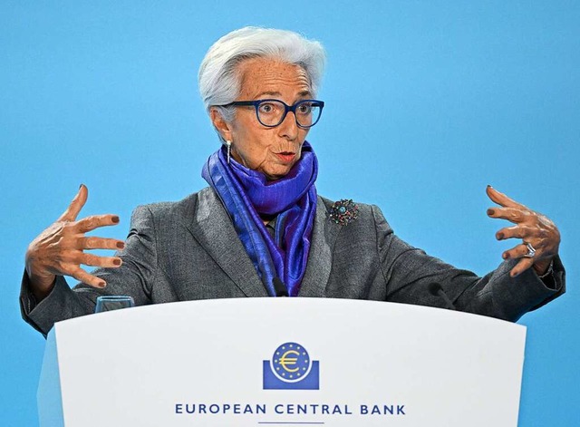 EZB-Prsidentin Christine Lagarde verkndet die Erhhung des Leitzinses.  | Foto: Arne Dedert (dpa)