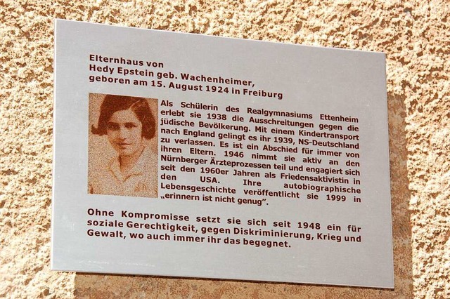 Eine Tafel erinnert an die Aktivistin ...em stdtischen Gymnasium in Ettenheim.  | Foto: Sandra Decoux-Kone