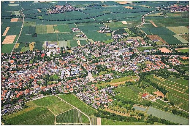 Das Baugebiet liegt unten im Bild : di...en den Husern ganz  links und mitte.   | Foto: Erich Meyer