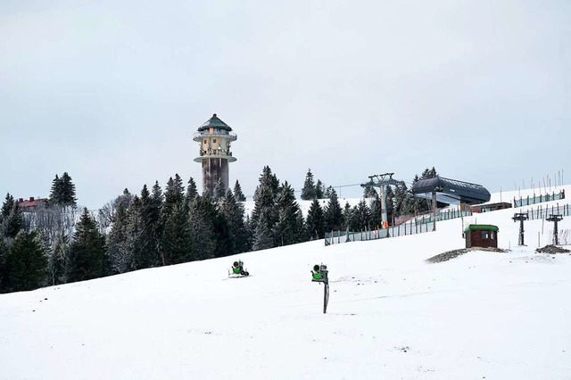 Der mit Schnee bedeckte Feldberg am Ni...t sich wetterbedingt erneut verzgert.  | Foto: Silas Stein (dpa)