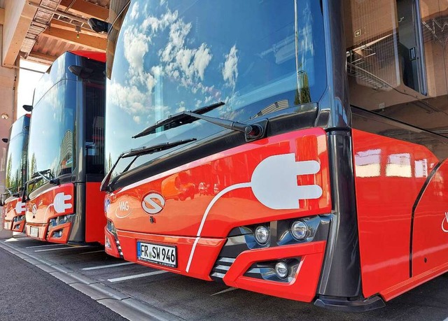 Ein Teil der modernen Flotte: E-Busse auf dem Hof des VAG-Zentrums  | Foto: Freiburger Verkehrs AG