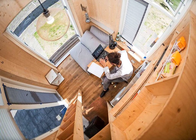 In einem Tiny House wird auf engstem Raum gelebt und gearbeitet (Symbolbild).  | Foto: Alexander Heinl (dpa)