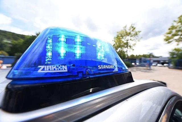 Schwarzer Suzuki auf Haltestellen-Parkplatz Schlattholz beschdigt
