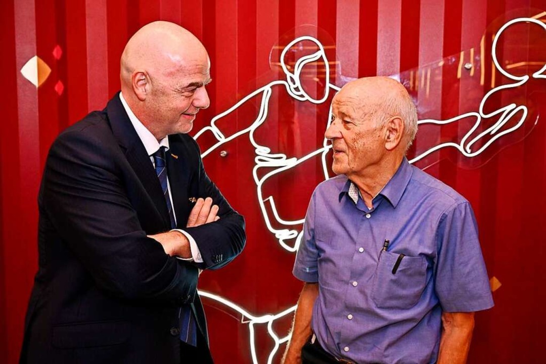 Hartmut Scherzer (rechts) bei seiner 1...ch mit Fifa-Prsident Gianni Infantino  | Foto: Hellmann