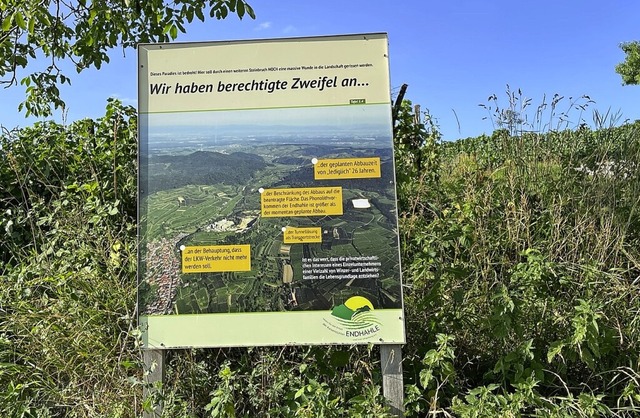 Mit Plakaten in den Reben bekundet der... einen neuen Steinbruch bei Btzingen.  | Foto: Mario Schneberg