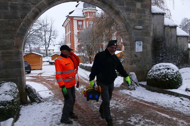 Auch beim Schloss wird gestreut, so da...menmitarbeiter gefahrlos gehen knnen.  | Foto: Susanne Filz