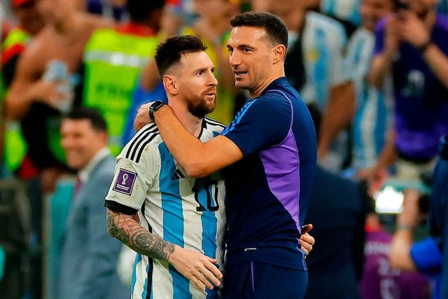 Sind auf einer Wellenlnge: Lionel Messi (links) und Lionel Scaloni  | Foto: ODD ANDERSEN (AFP)