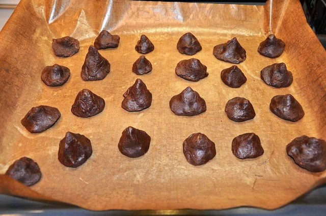Schritt 2: Forme Schokoladenberge auf einem Blech.  | Foto: Tanja Liebmann-Dcombe