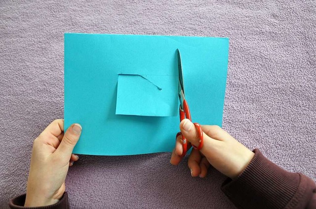 Schritt 4: Nimm ein farbiges Papier, k... dann auf einer Seite ein Viereck aus.  | Foto: Tanja Liebmann-Dcombe