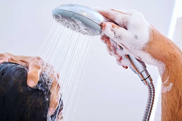 Geduscht wird in den Rheinfelder Sport...ll nur mit kaltem Wasser (Symbolbild).  | Foto: Annette Riedl (dpa)