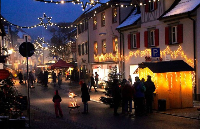Die Hauptstrae prsentiert sich mit s...chern und weihnachtlicher Beleuchtung.  | Foto: Reinhard Cremer