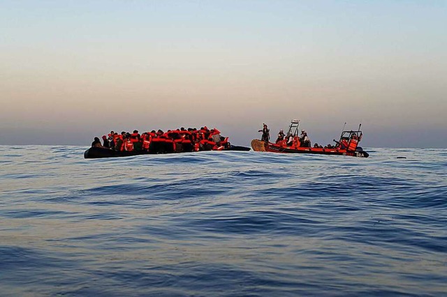 Die griechische Kstenwache hat nach e...a 1500 Menschen aus dem Meer gerettet.  | Foto: Candida Lobes (dpa)